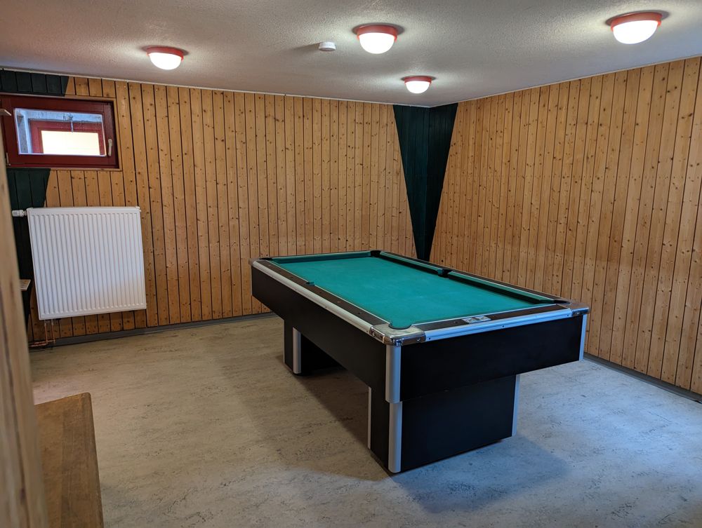 Spieleraum mit Billardtisch